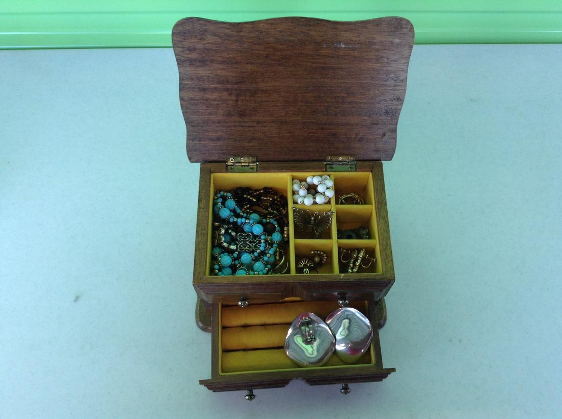 Jewelry box with jewelry: Jewelry box with jewelry