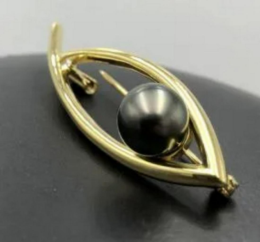 18k yellow gold pin w/diamonds and 9.33mm black pearl: 18k yellow gold pin w/diamonds and 9.33mm black pearl wt. 7.5g