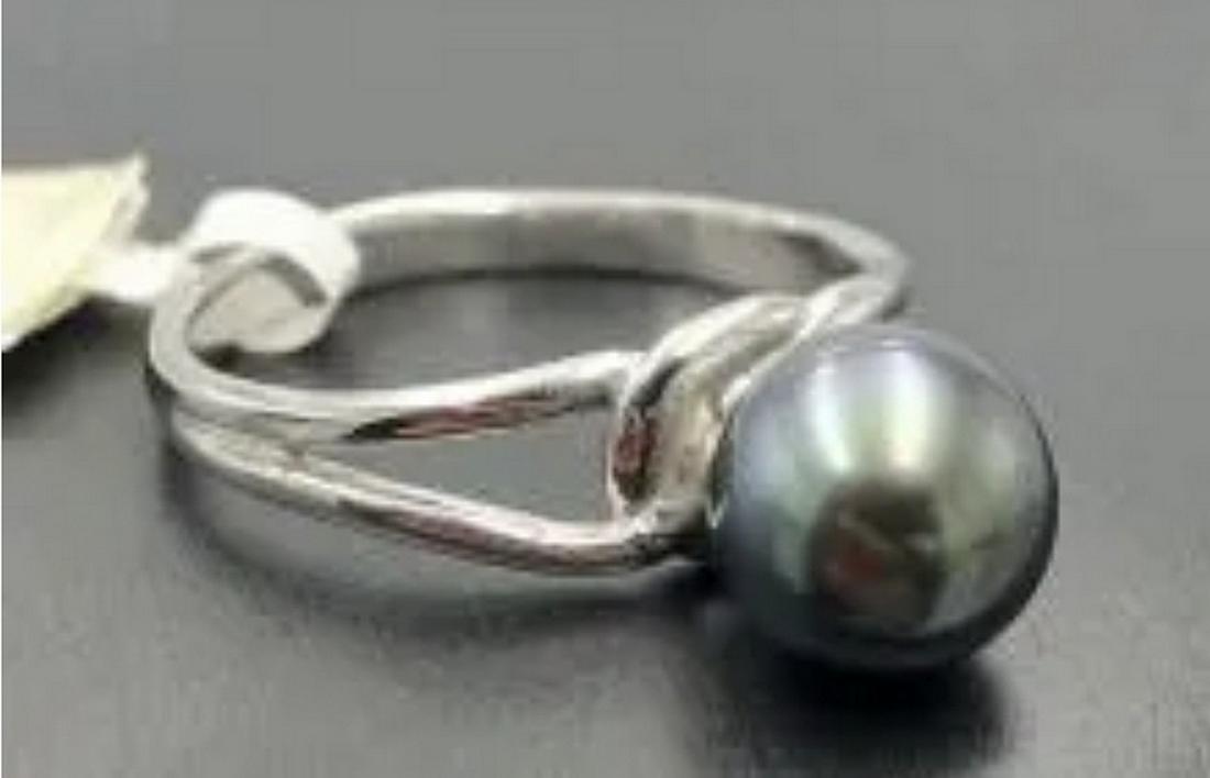 18k White gold ring w/7.7mm black pearl size 6: 18k White gold ring w/7.7mm black pearl size 6 wt. 3.2g