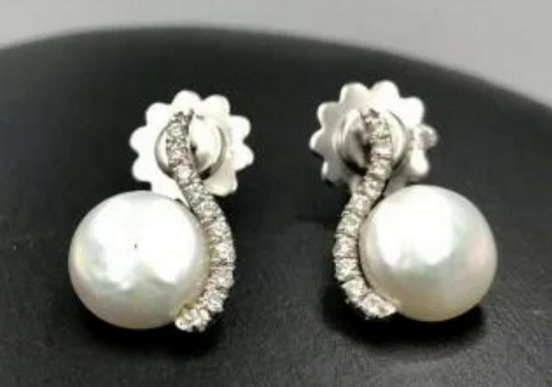 22k white gold diamond and mother of pearl earrings: 22k white gold diamond and mother of pearl earrings