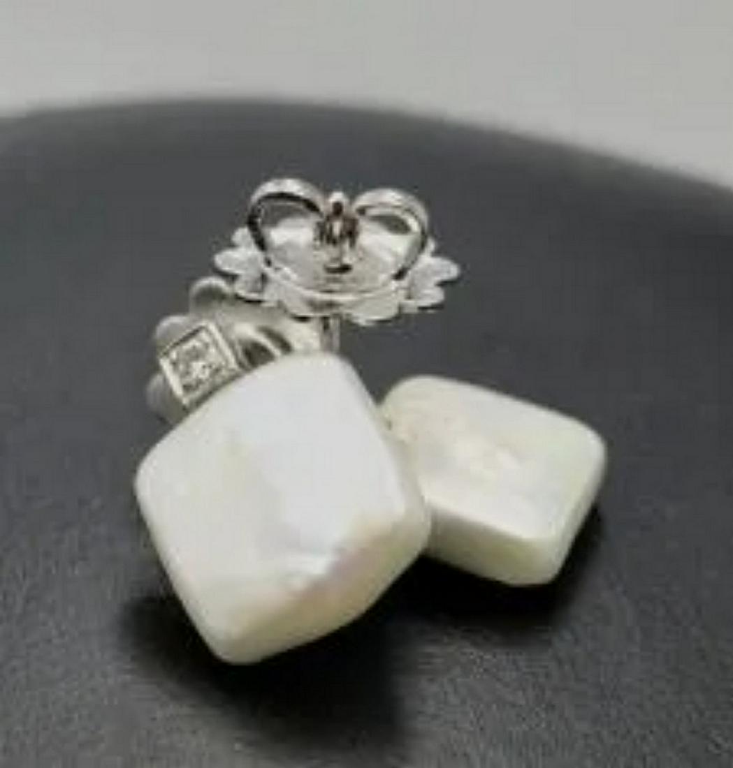 22k white gold diamond and mother of pearl earrings: 22k white gold diamond and mother of pearl earrings
