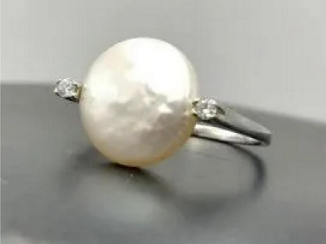 22k white gold diamond and mother of pearl ring: 22k white gold diamond and mother of pearl ring