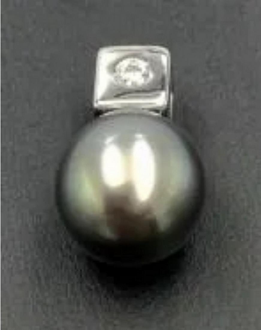 18k white gold pendant w/ diamond and 8.6 mm black: 18k white gold pendant w/ diamond and 8.6 mm black pearl