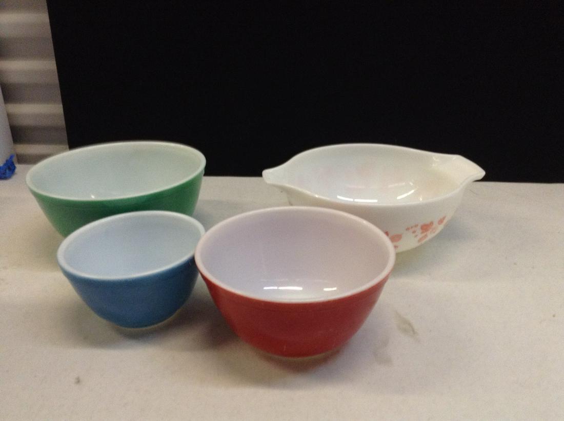 Lot of Various Pyrex Bowls: Lot of Various Pyrex Bowls