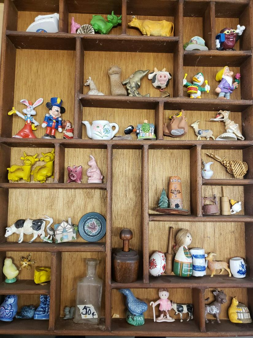 Shelf with a lot of mini figures: Shelf with a lot of mini figures
