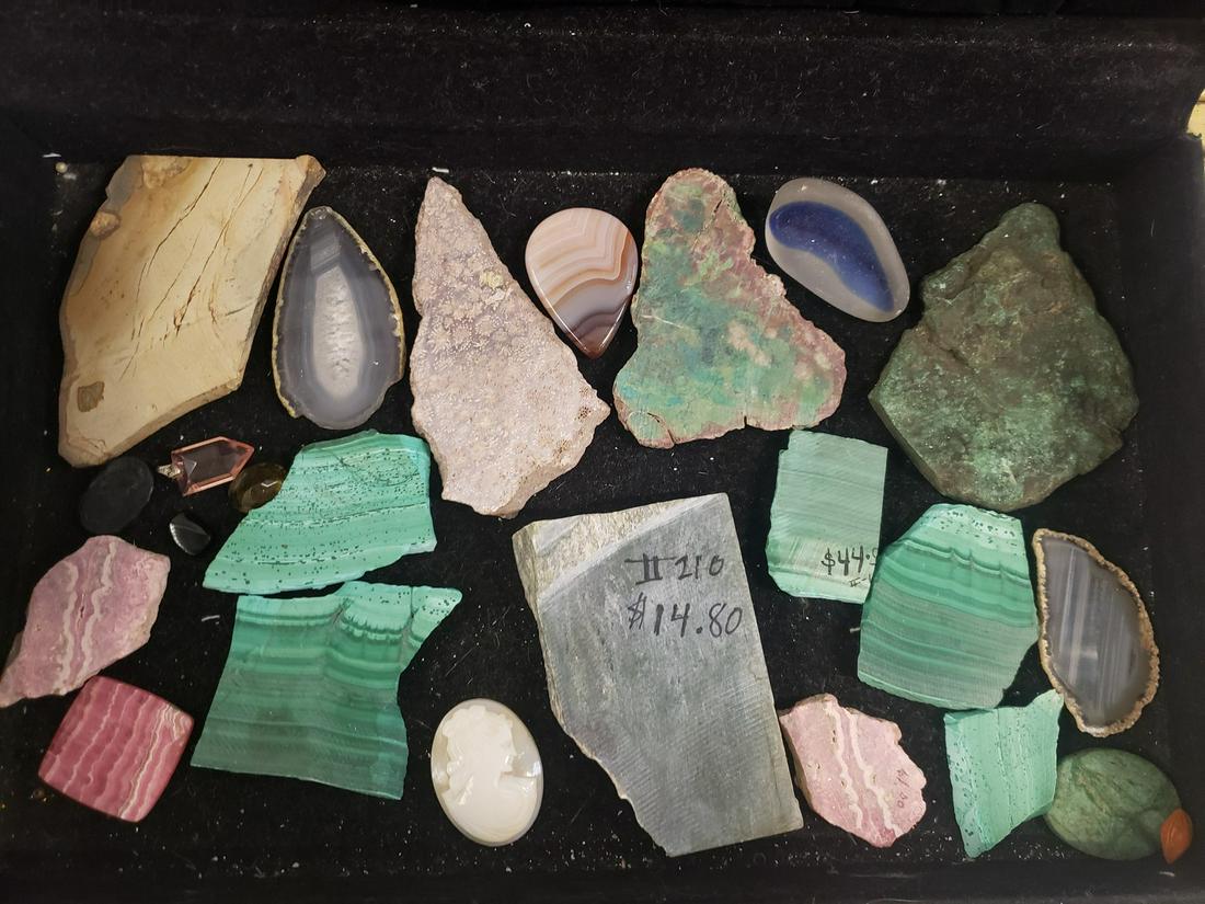 Lot of precious stone pieces: Lot of precious stone pieces