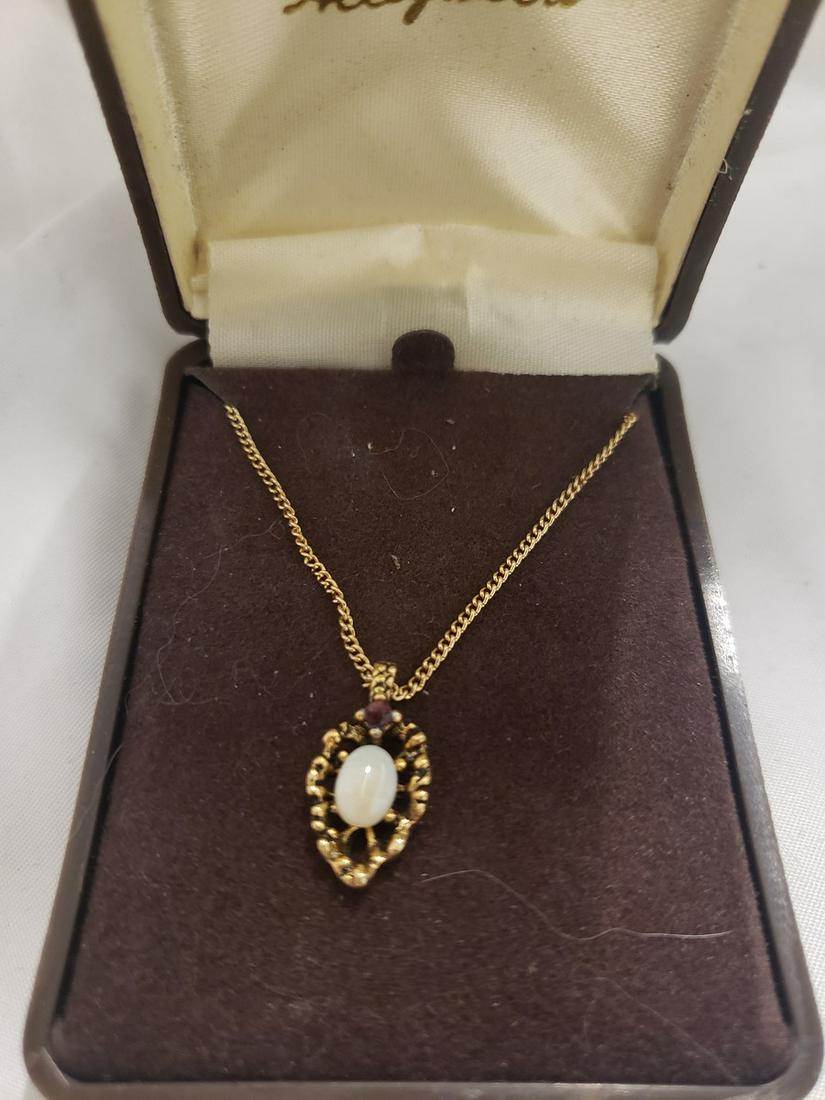 Gorgeous necklace in box: Gorgeous necklace in box