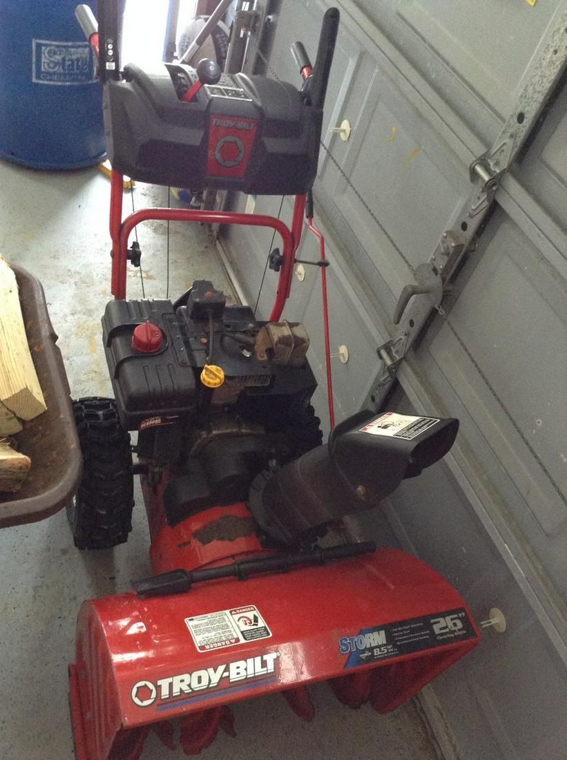 Troy Bilt tecumseh 8.5hp snowblower (1 of 1)