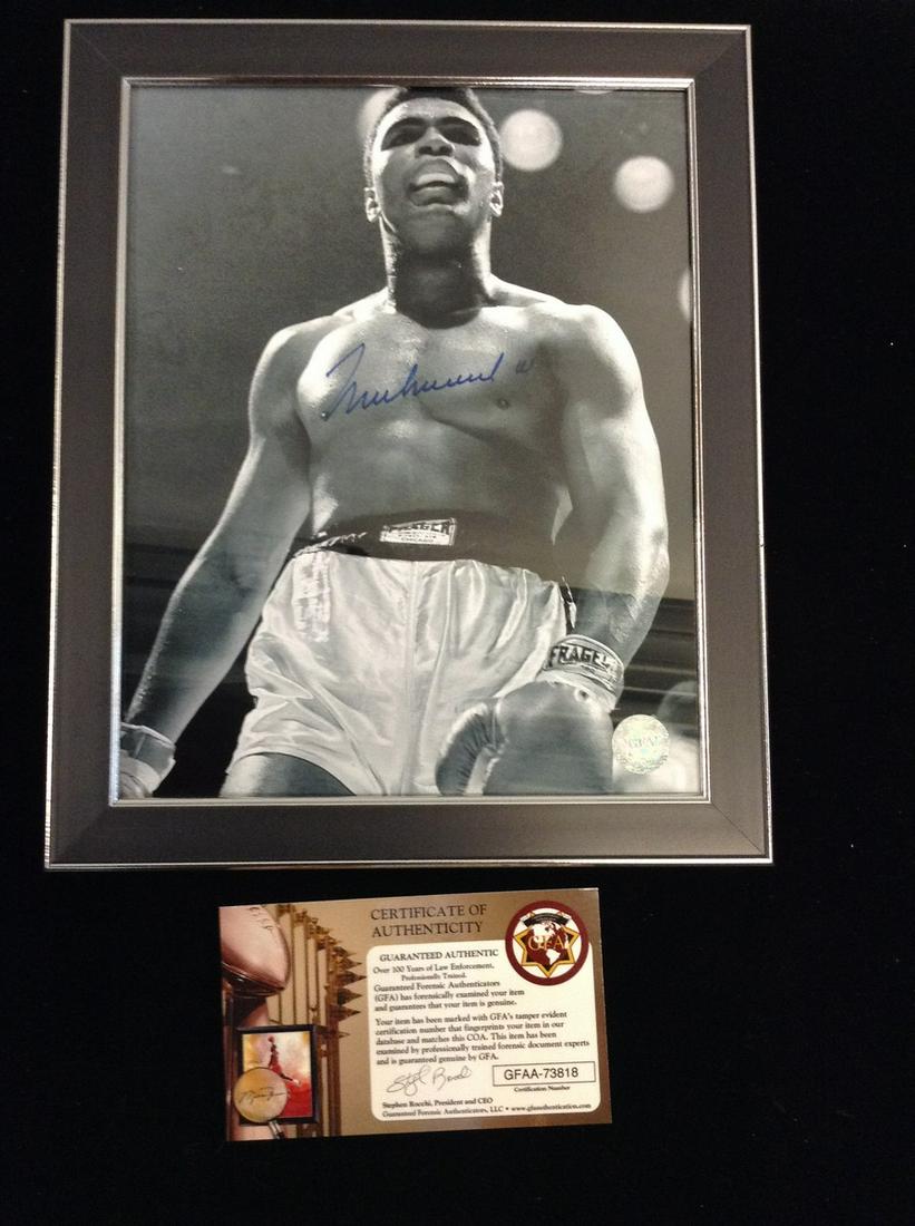 Signed Muhammad Ali Photo with COA: Signed Muhammad Ali Photo with COA