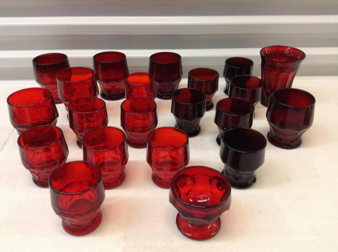 Large amount of vintage red glasses: Large amount of vintage red glasses