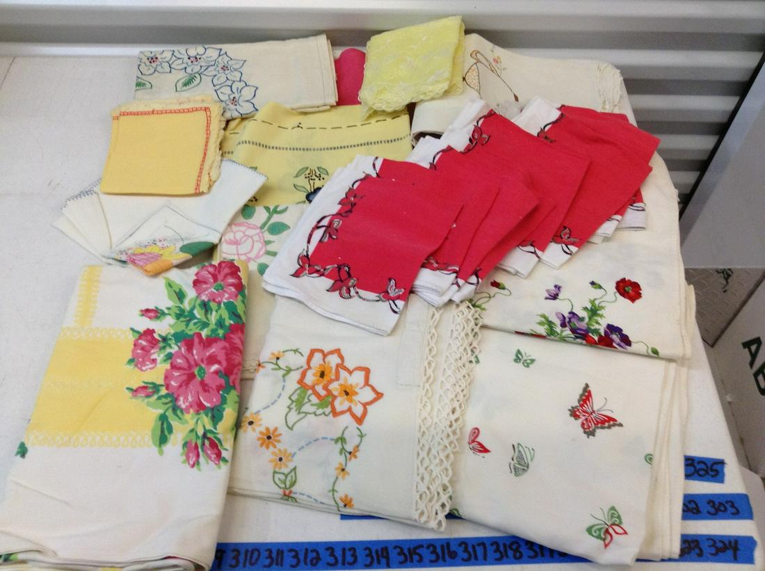 Large lot of Vintag Linens: Large lot of Vintag Linens
