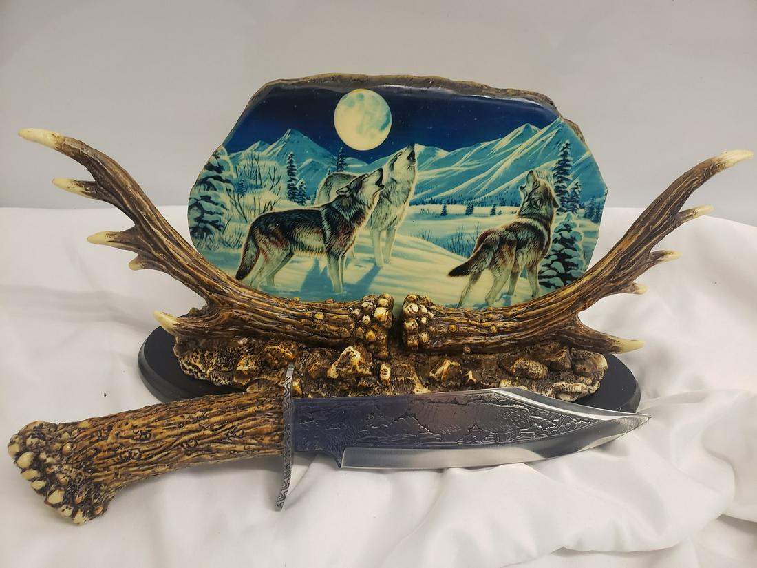 Wolf hunting knife with motif stand (1 of 1)
