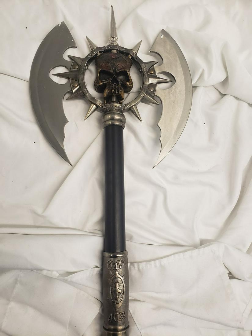 Double sided round ax with skull in middle (1 of 1)