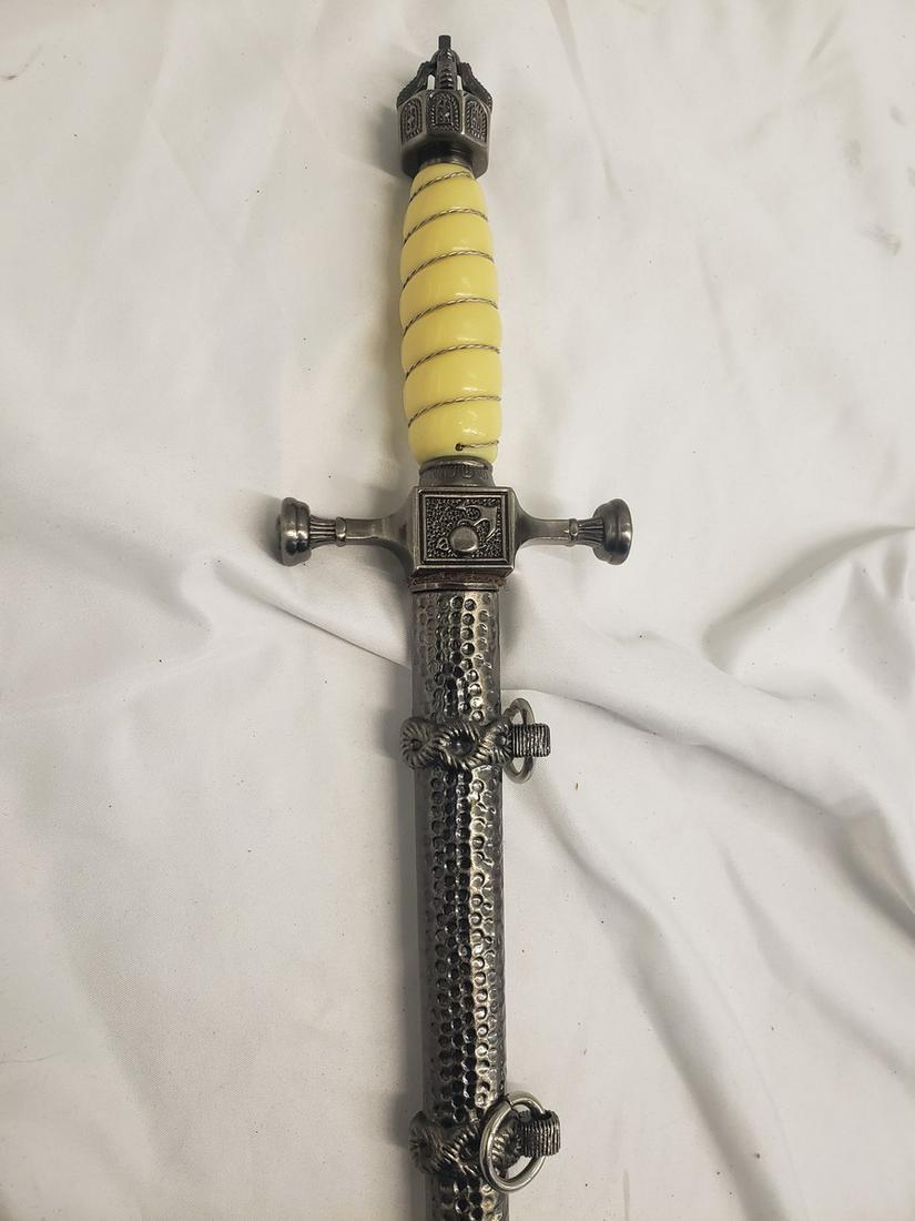 Crown carved handle dagger (1 of 1)