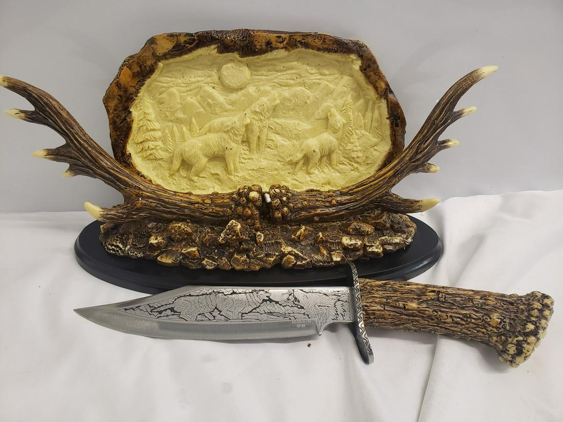 Wolf hunting knife with motif stand (1 of 1)