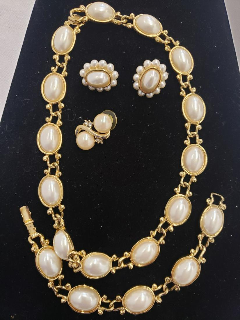 Vintage Necklace, bracelet with matching earrings: Vintage Necklace, bracelet with matching earrings