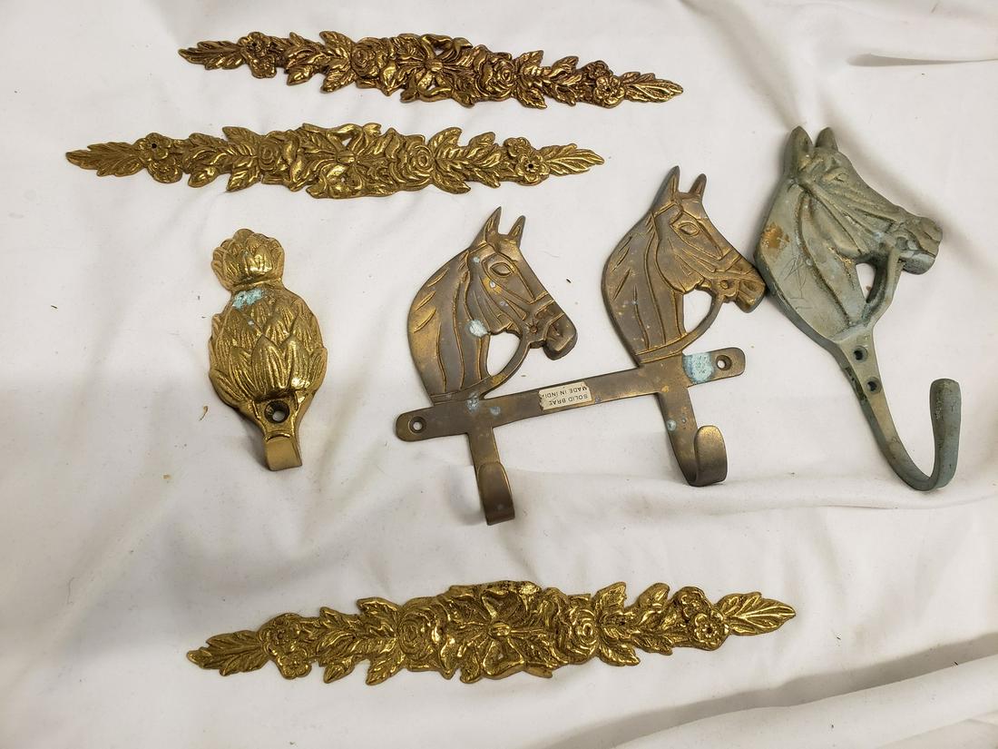 Lot of brass wall hangings: Lot of brass wall hangings