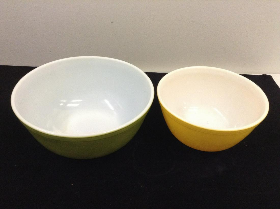 Two Pyrex Bowls: Two Pyrex Bowls
