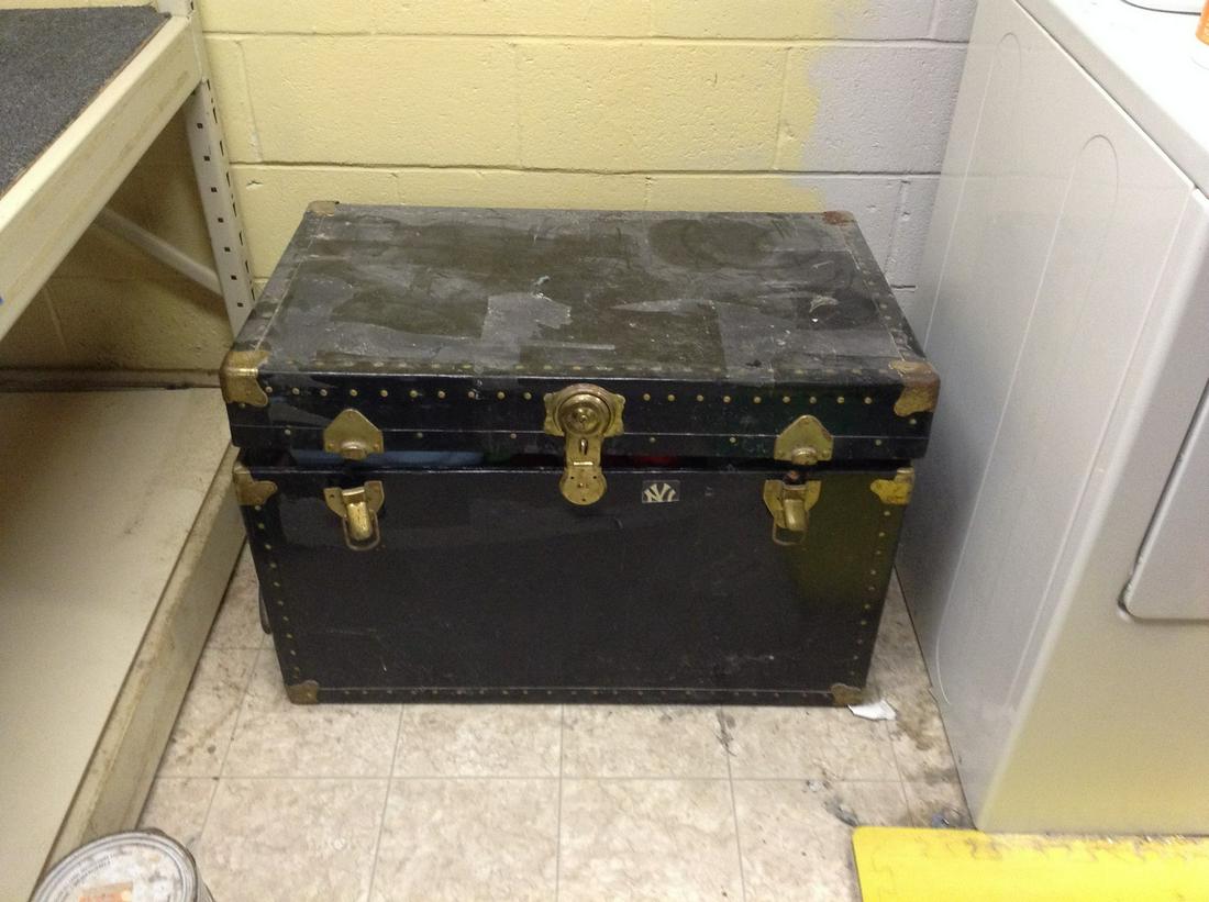 Vintage Steamer Trunk 31"x20"x22": Vintage Steamer Trunk 31"x20"x22"