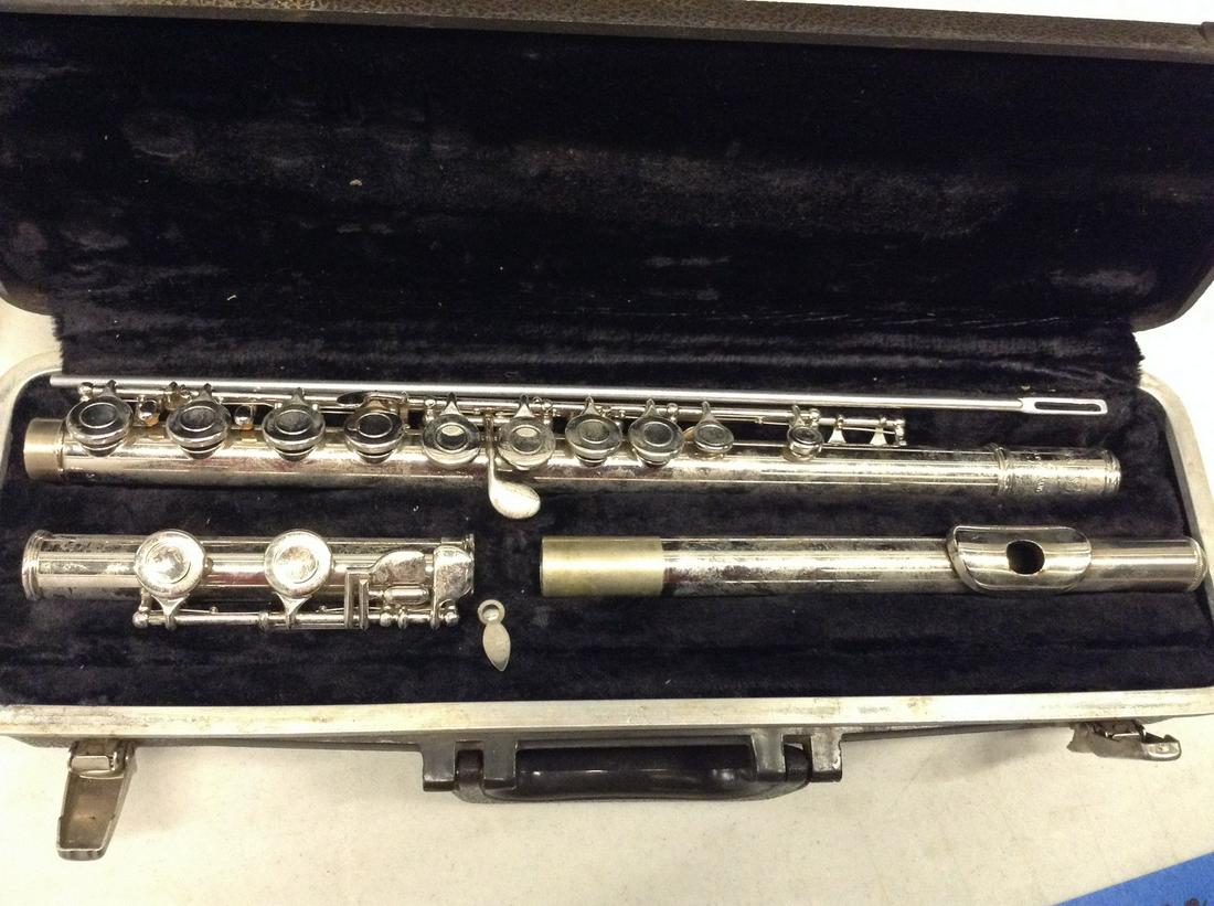 Bundy Flute in Case: Bundy Flute in Case