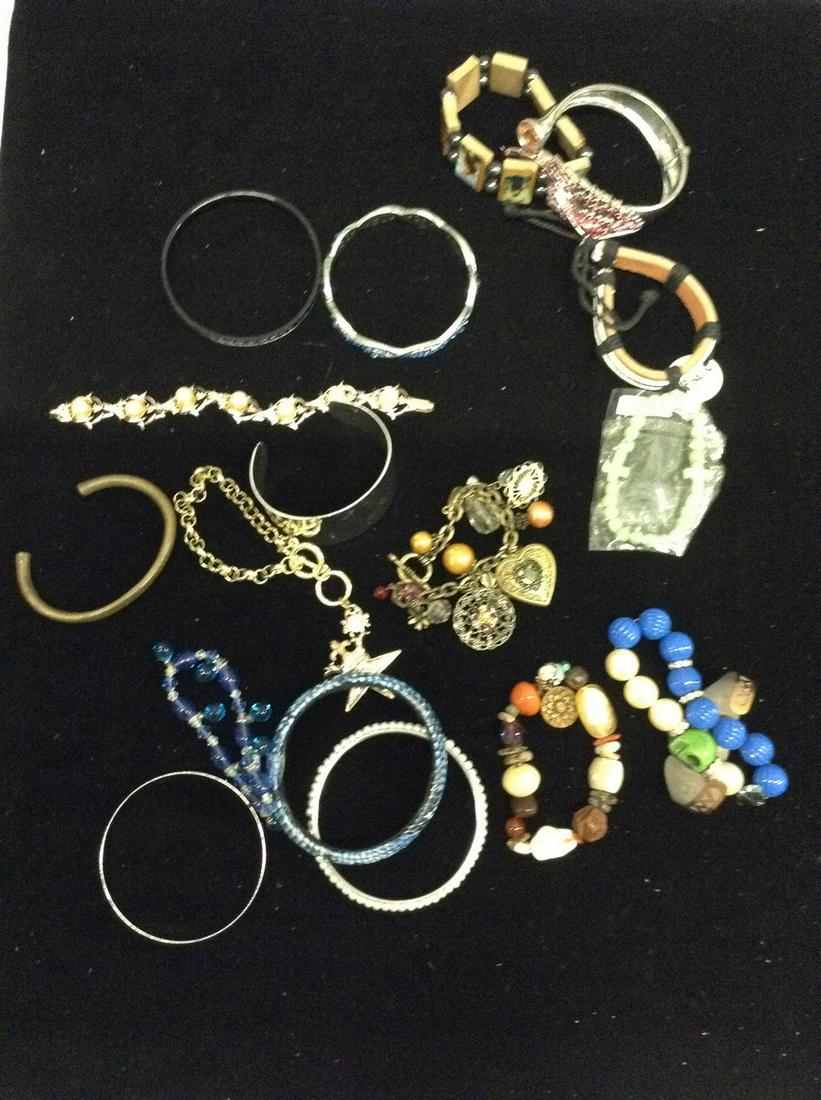 Lot of 18 bracelets: Lot of 18 bracelets