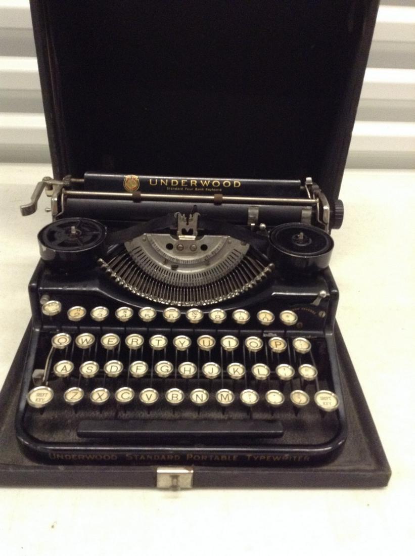 Underwood Standard Portable Typewriter: Underwood Standard Portable Typewriter