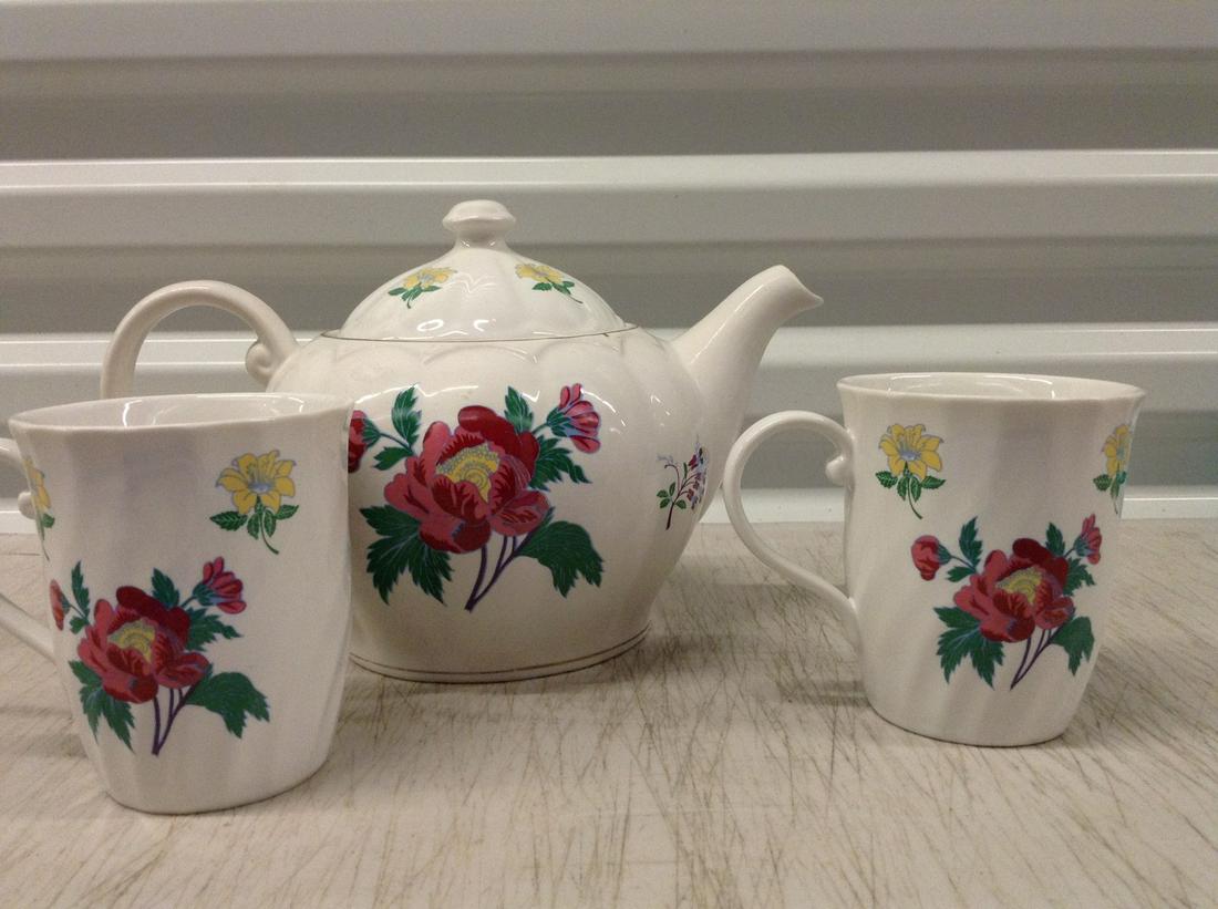Laura Ashley Teapot and 2 Cups: Laura Ashley Teapot and 2 Cups