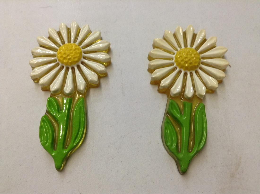 Pair of Lucite? Daisies: Pair of Lucite? Daisies