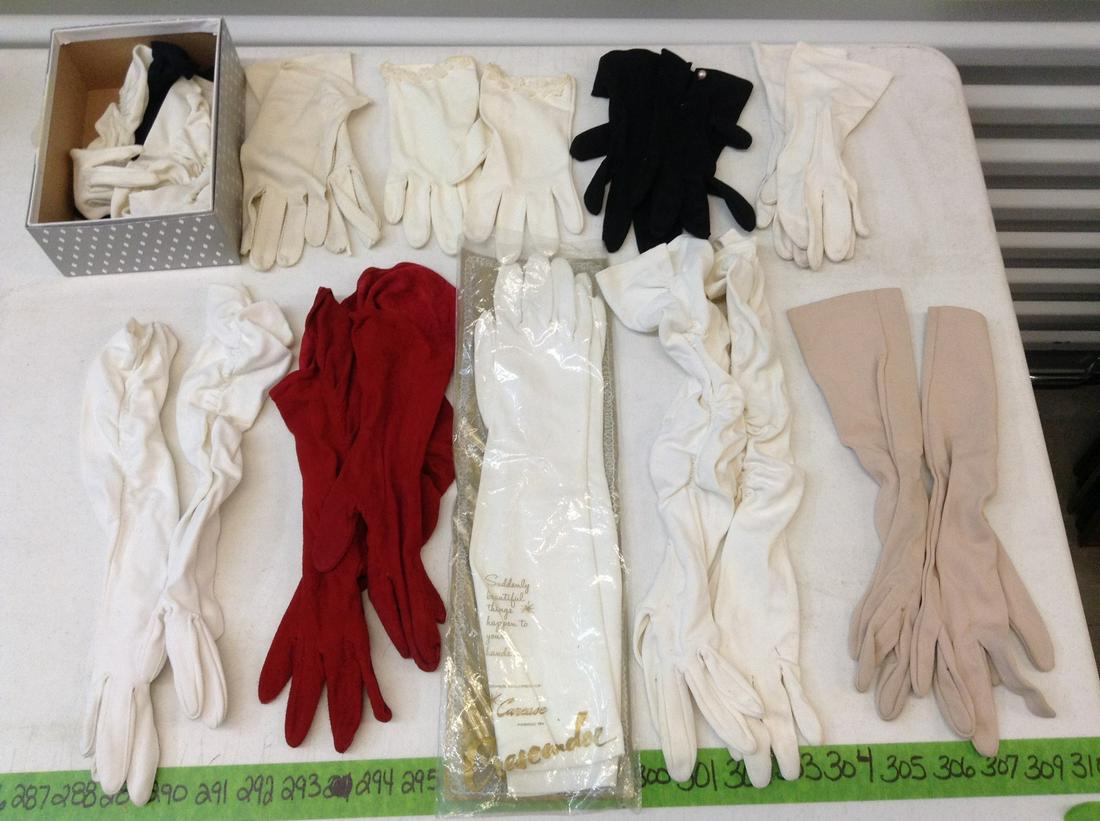 Large Lot of Ladies' vintage gloves: Large Lot of Ladies' vintage gloves
