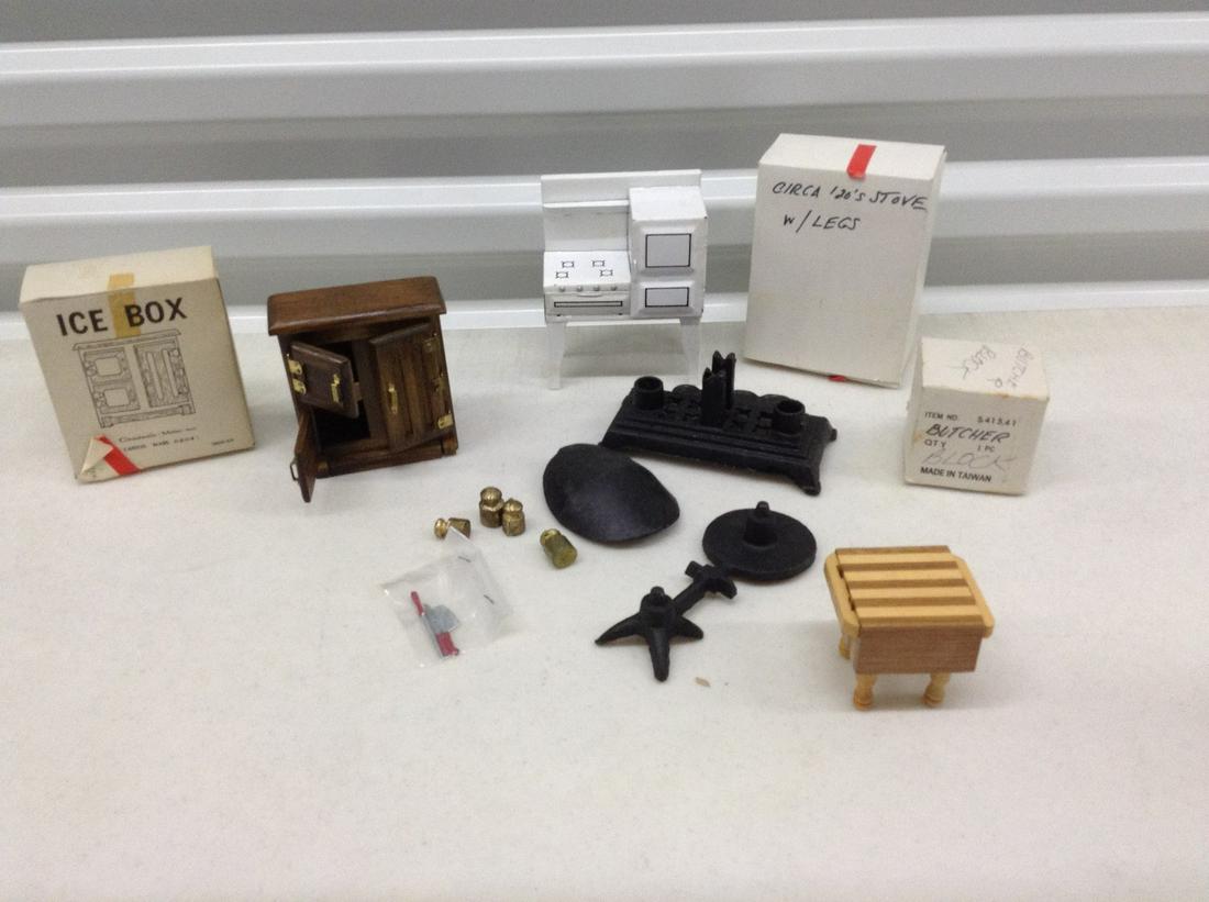 Cast iron and wood dollhouse items (1 of 1)