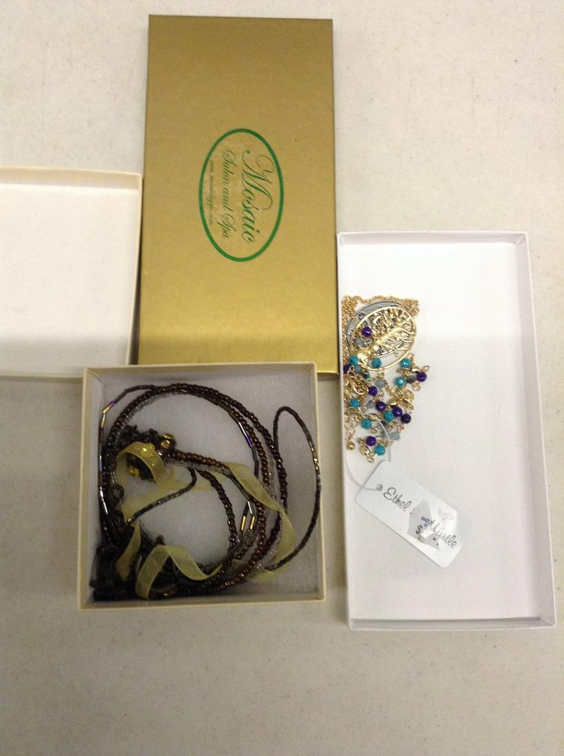 Lot of jewelry in boxes: Lot of jewelry in boxes