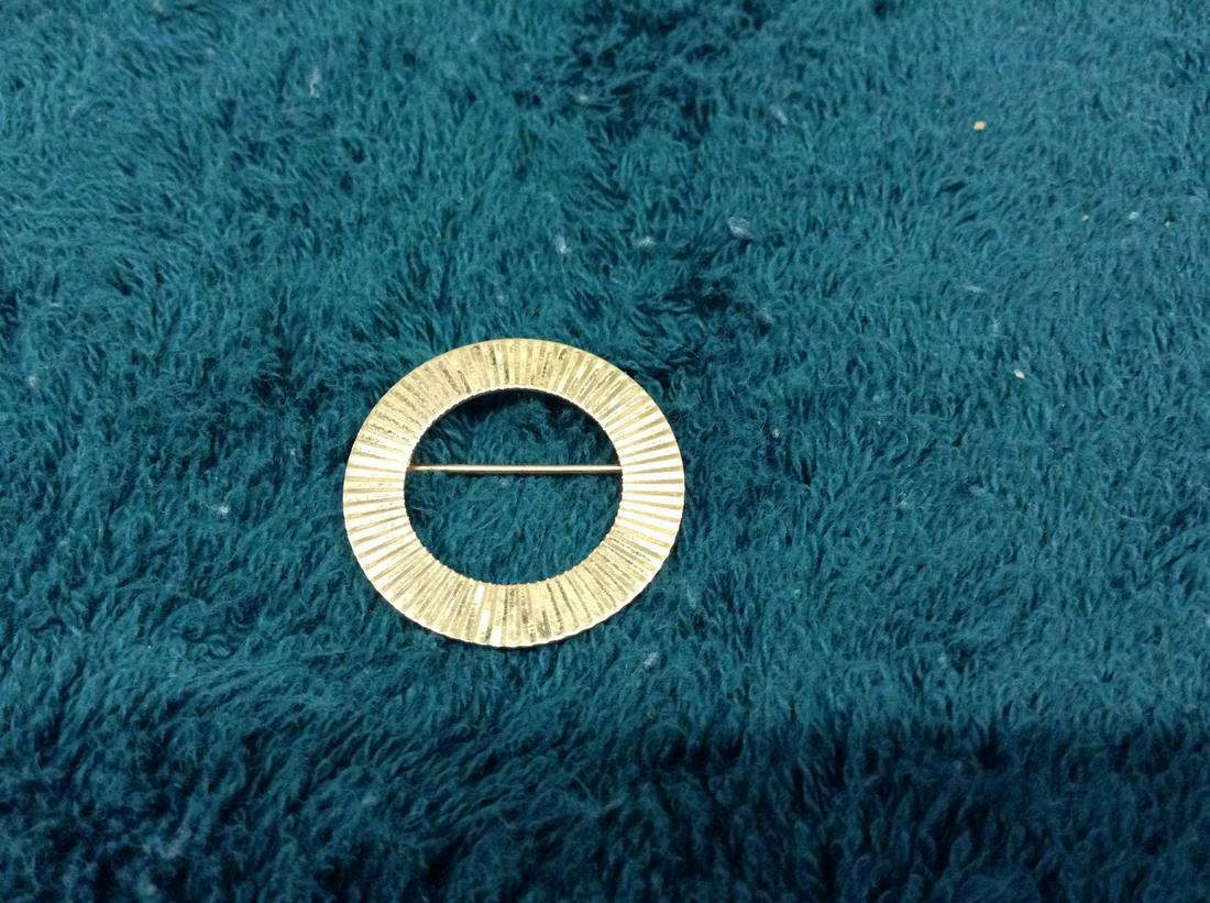 14K Gold Pin: Weight: 5 g