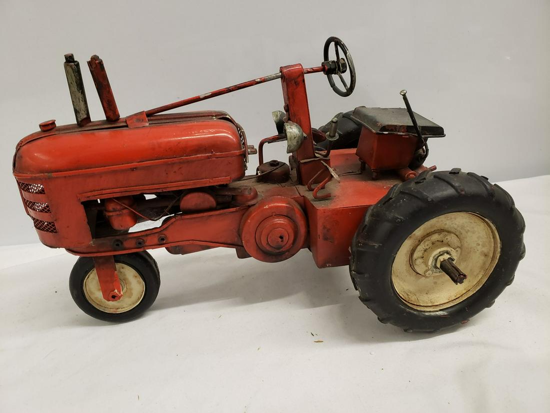vintage metal toy tractor: vintage metal toy tractor