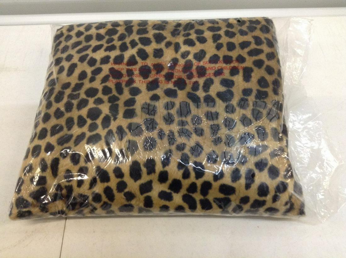 Brand new leopard throw blanket (1 of 1)
