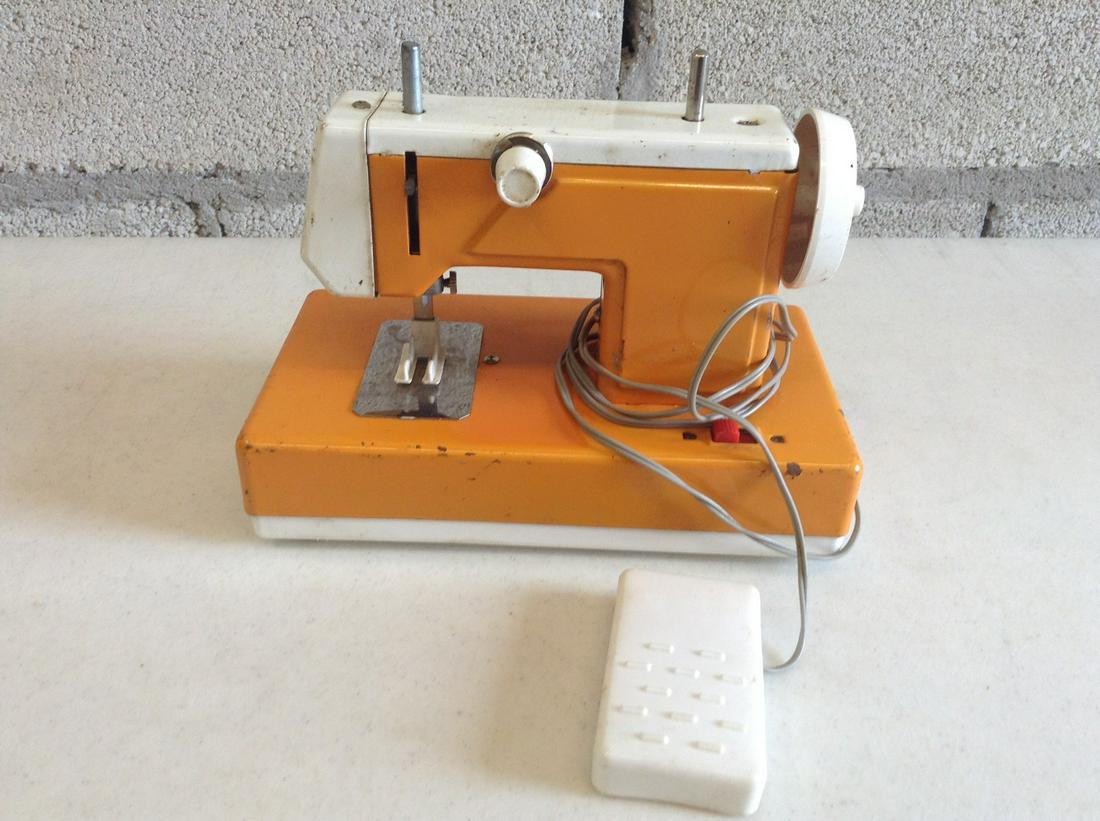 Children's Sewing Machine: Children's Sewing Machine
