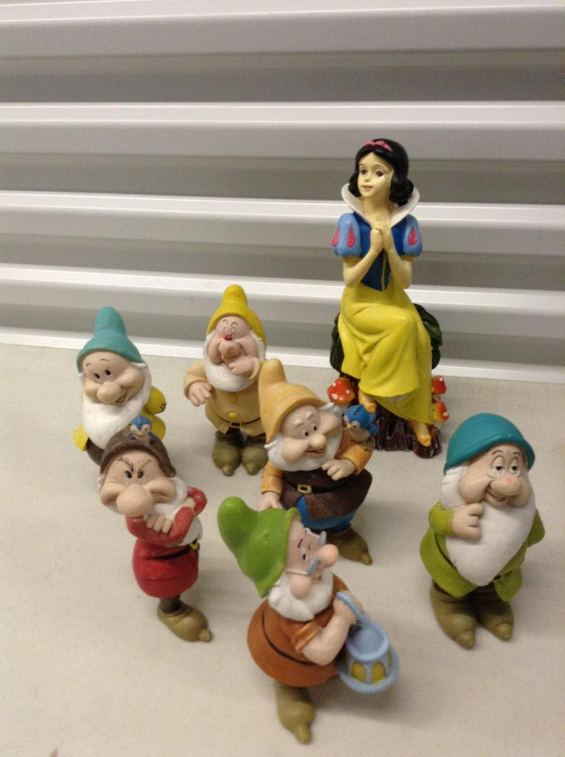 Disney's Snow White and the Seven Dwarves Statue Set (1 of 1)