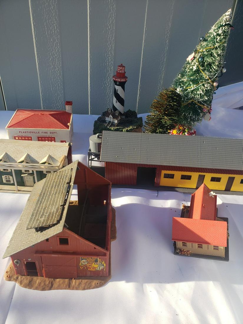 Lot of plasticville houses and more - Ringling Barnum & (1 of 1)