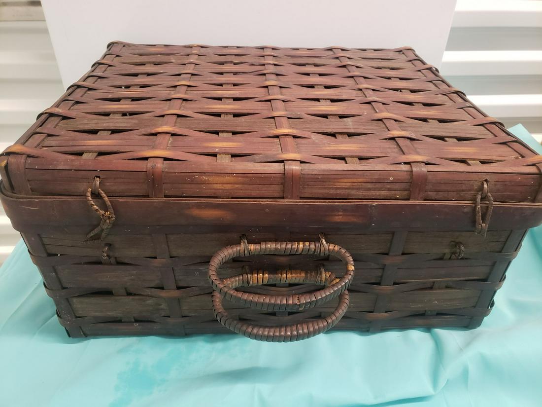 Vintage picnic basket (1 of 1)