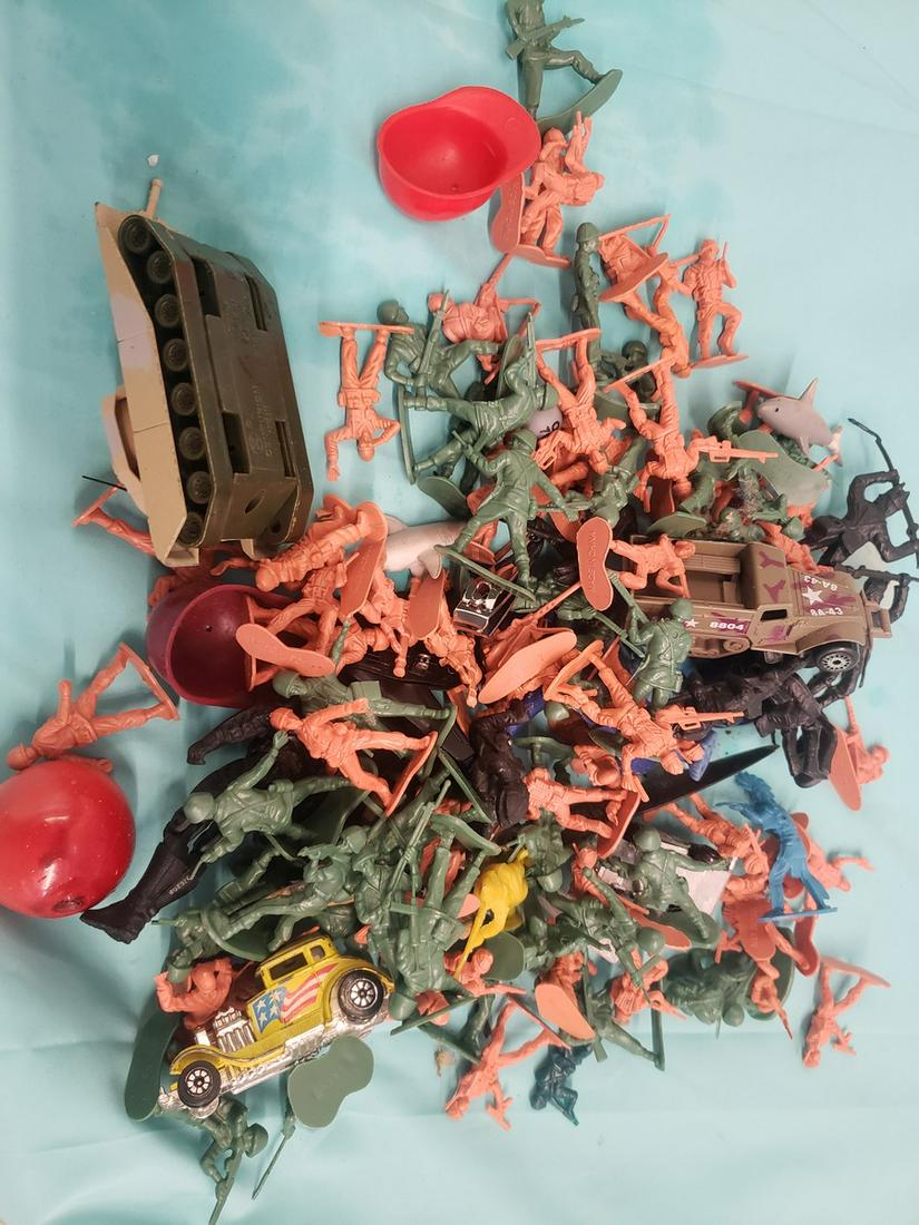 Lot of vintage cowboy, indian, and army: Lot of vintage cowboy, Indian, and army plastic figurines