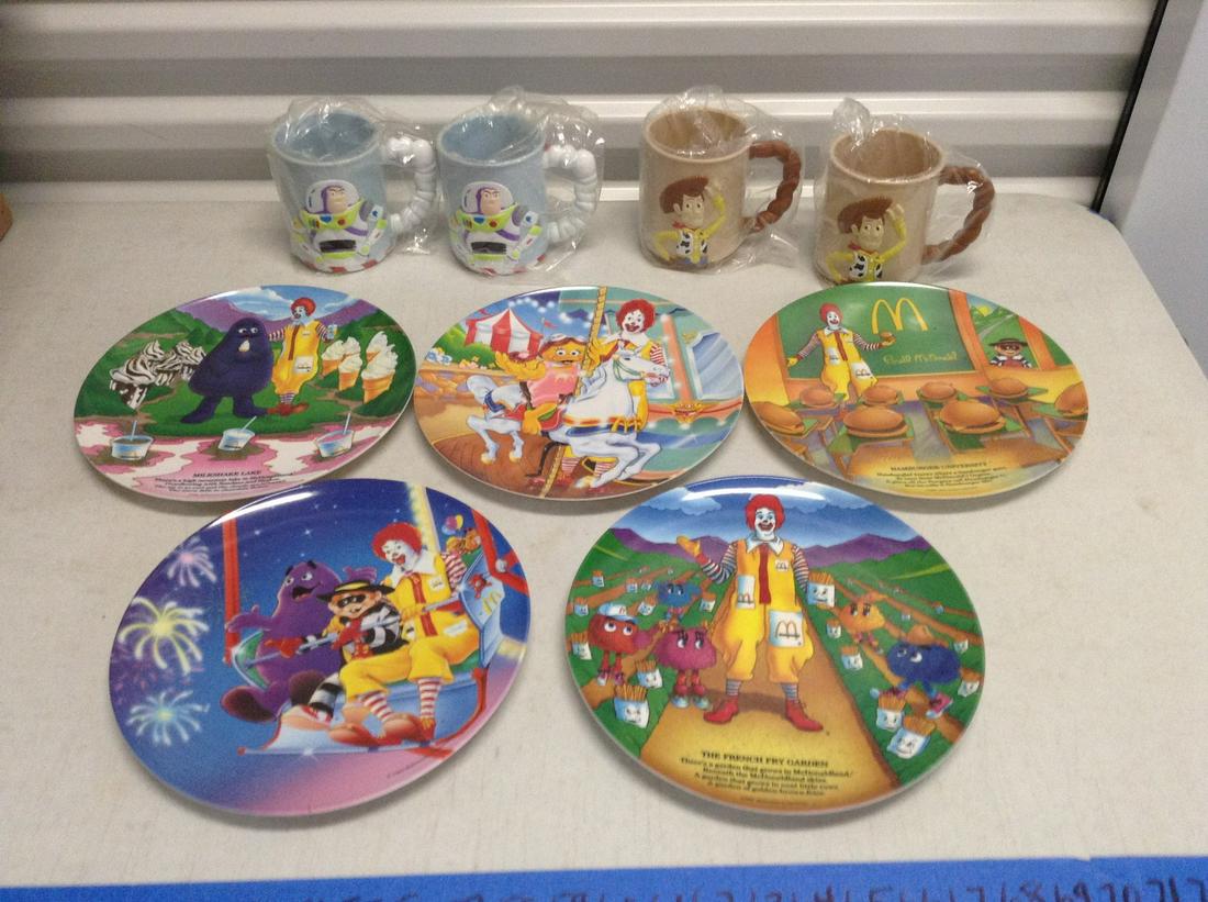 Disney & McDonalds plastic collector plates & Cups: Disney & McDonalds plastic collector plates & Cups