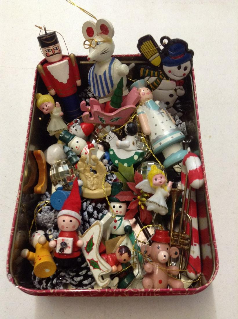 Box of Vintage Christmas ornaments: Box of Vintage Christmas ornaments