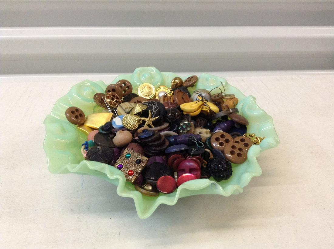 Vintage bowl full of Old Buttons probably some bakelite: Vintage bowl full of Old Buttons probably some bakelite (dish has chip)