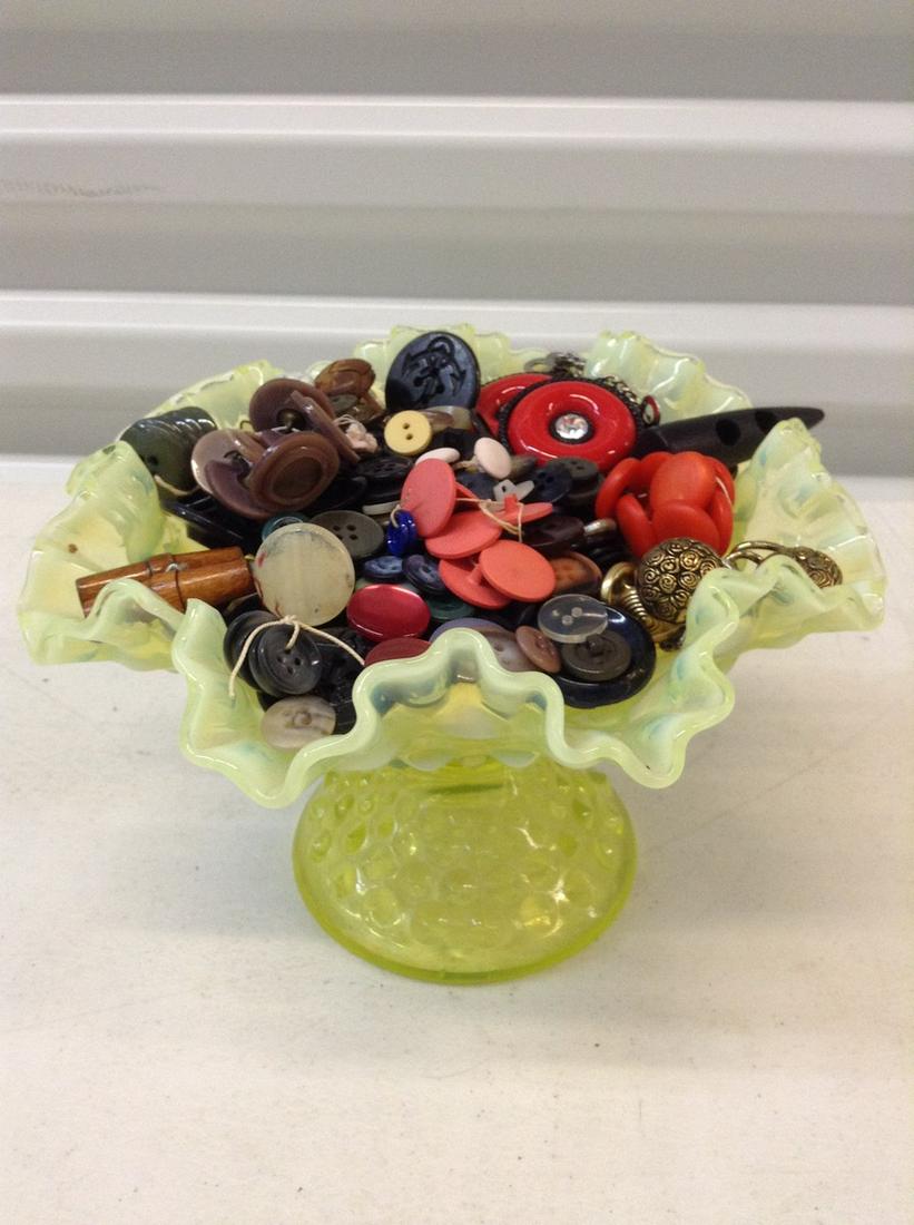 Vintage bowl full of Old Buttons Probably some bakelite: Vintage bowl full of Old Buttons Probably some bakelite (dish has chip)