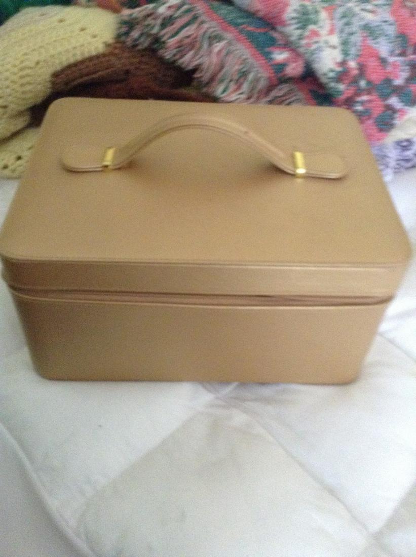 Vintage Makeup Case (1 of 1)
