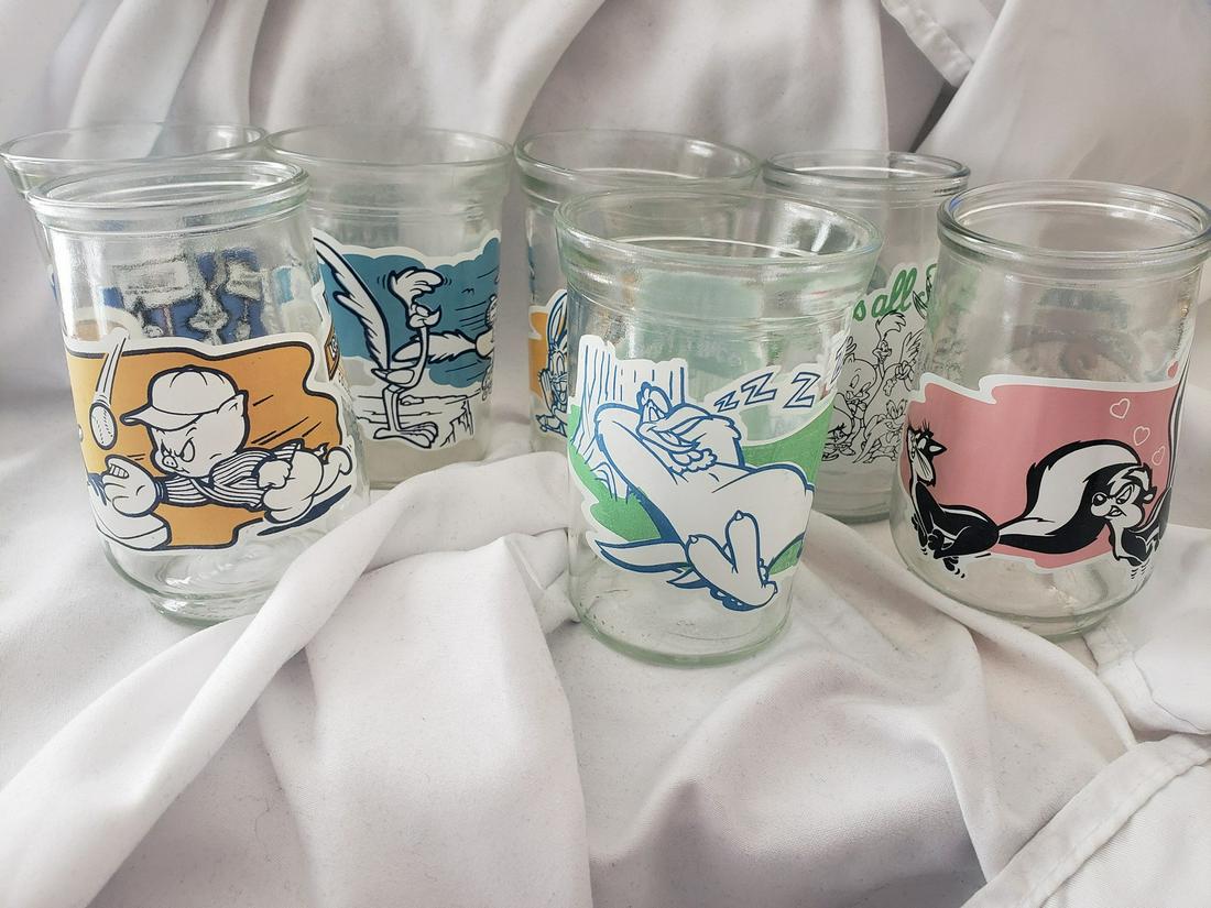 Lot of vintage Welch's grap looney tunes glasses: Lot of vintage Welch's grape looney tunes glasses including pepe la pew!