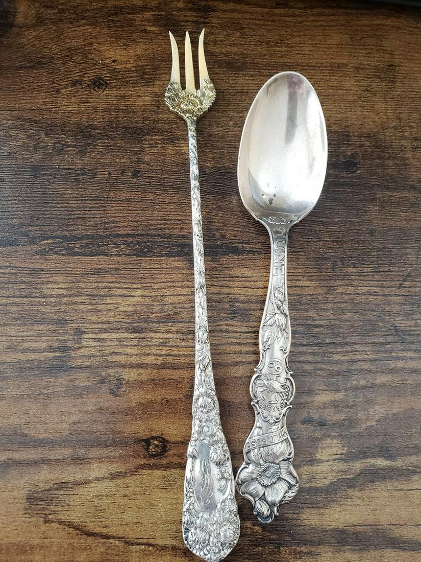 Two sterling silver utensils - approx 60g: Two sterling silver utensils - approx. 60g