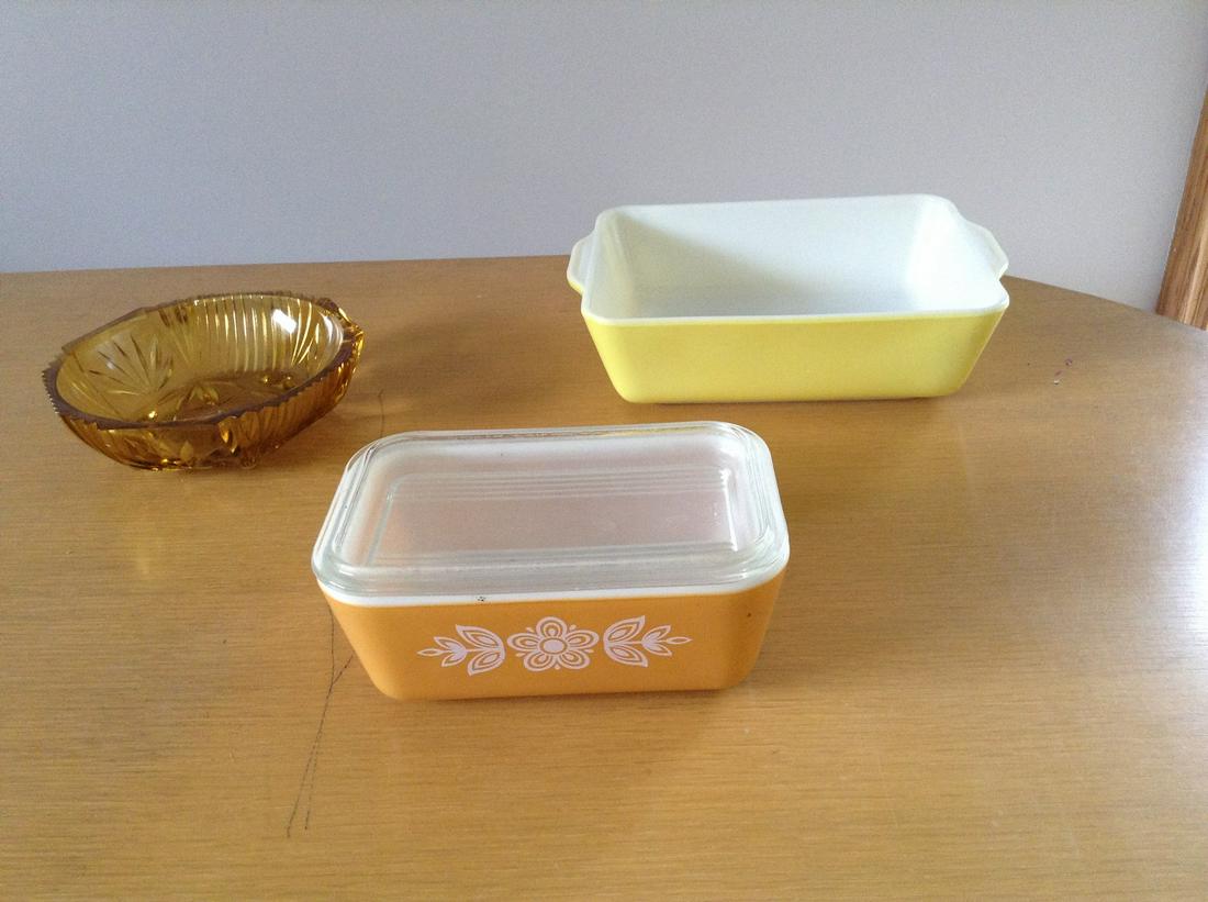 Pyrex Fridge Dishes with lid and amber bowl: Pyrex Fridge Dishes with lid and amber bowl