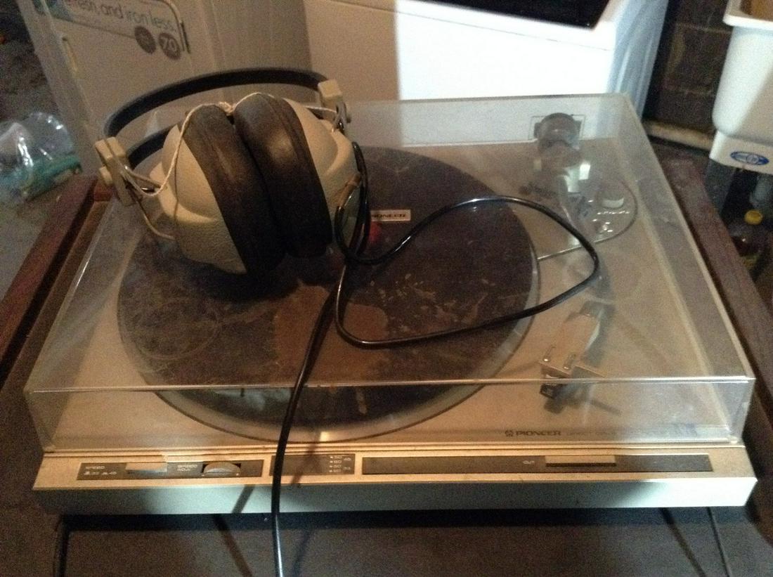 Pioneer turntable EL200 working with headphones (1 of 1)