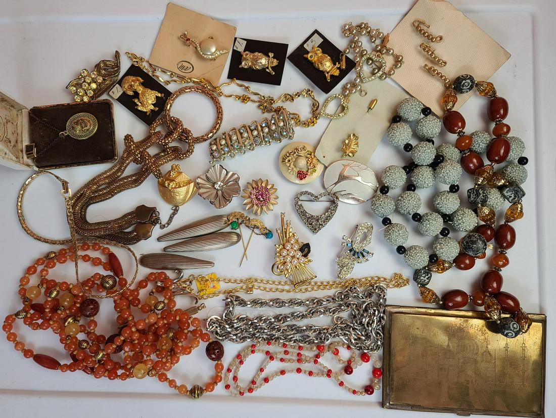 Vintage Jewelry inc Gold tone Case: Vintage Jewelry inc Gold tone Case