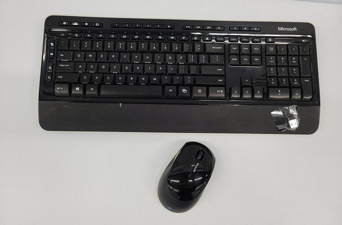 Wireless Keyboard and Mouse (1 of 1)